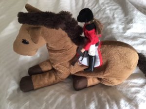 おすわりする馬