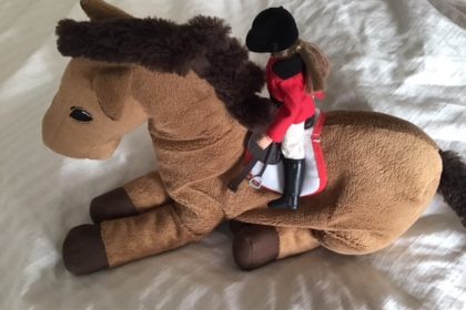 おすわりする馬