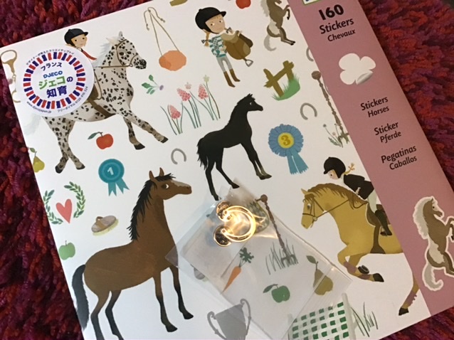 馬ステッカーとピンバッジ