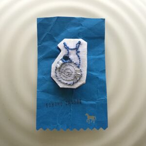 カタツムリブローチ